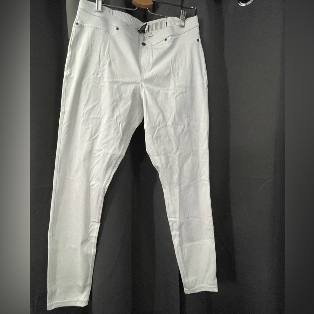 HUE Super Smooth White Denim Leggings